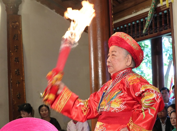 Giao lưu thực hành tín ngưỡng thờ Mẫu Tam phủ của người Việt